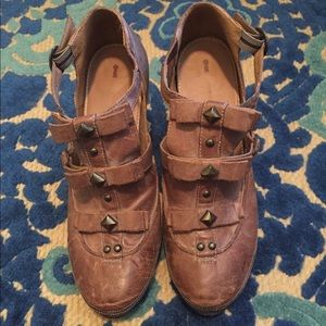 Boho brown distressed leather wedges!